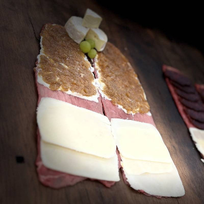 Cachopo de Camembert y cebolla caramelizada